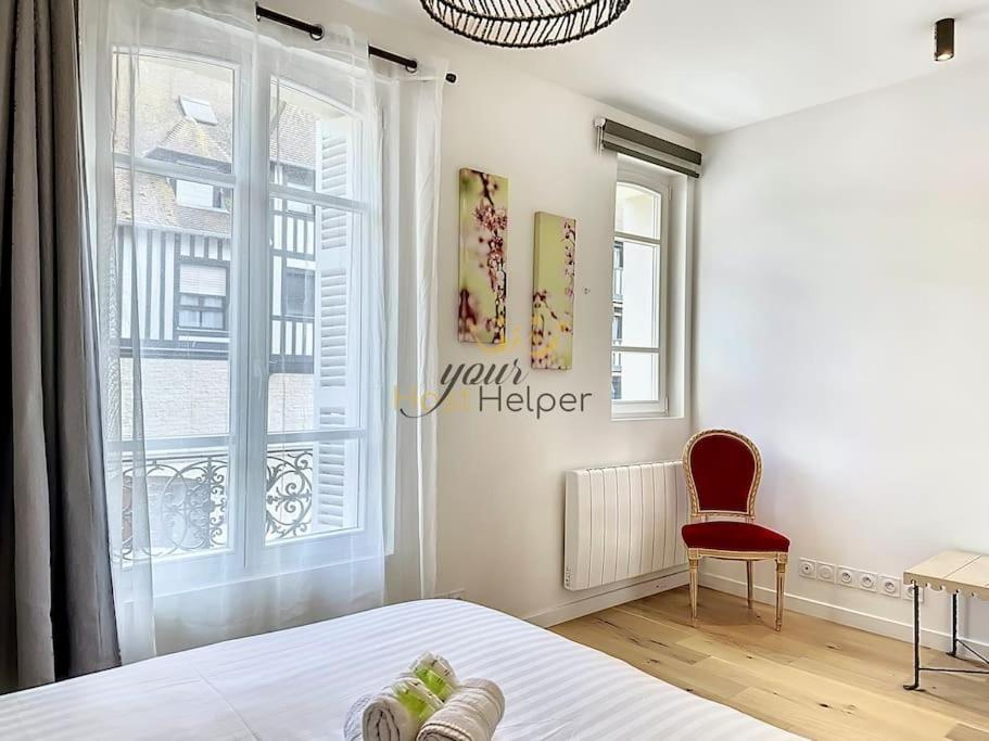 Victoria Yourhosthelper Deauville